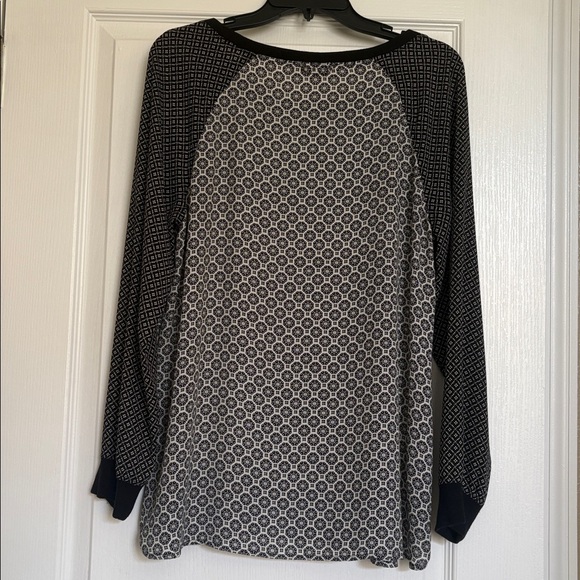 LOFT Monochrome Geometric Print Top black and white print size medium - Picture 3 of 3